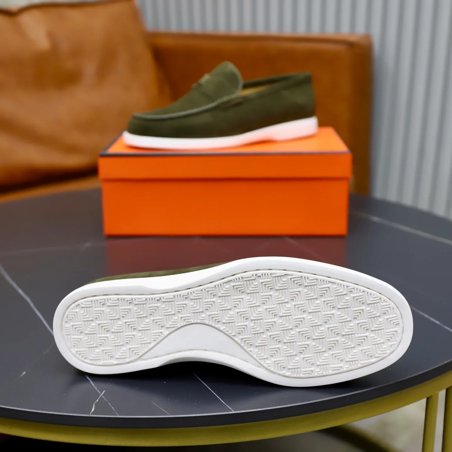 Ex-factory price: 540💰Hermès/Hermès slip-on men's shoes. This shoe is made of imported cow suede leather, with simple and smooth lines, and a 3CM rubber foam ultra-light sole combined with aerodynamic design! Youthful and fashionable, H button decoration, contrasting leather embellishment on the heel, calf lining to gently wrap your feet, with embossed logo cowhide feet, leather rock strips, casual and urban style, highlighting youthful vitality, sports and leisure version, super versatile Size number: 38-39-40-41-42-43-44 Standard leather shoe size (45 can be customized but does not support returns)